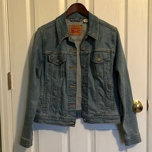 Levi’s trucker jacket barely worn